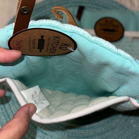 Set of Six Teal Ombre Round Weave Placemats, Table Runner, Mitts, Towels ++++ - Picture 11 of 16